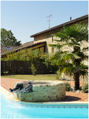 Fontaine en bronze qui se dverse dans la piscine